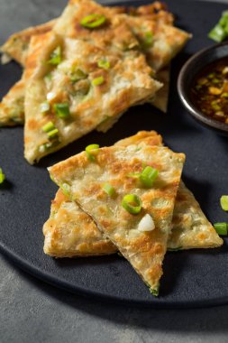 Ev yapımı Çin mersinli krep ve sos.