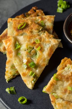 Ev yapımı Çin mersinli krep ve sos.