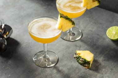 Barakuda Pineapple Daiquiri ile Rom ve Şampanya