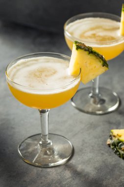 Barakuda Pineapple Daiquiri ile Rom ve Şampanya
