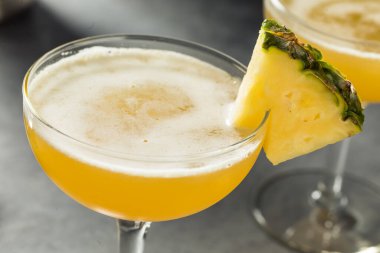 Barakuda Pineapple Daiquiri ile Rom ve Şampanya
