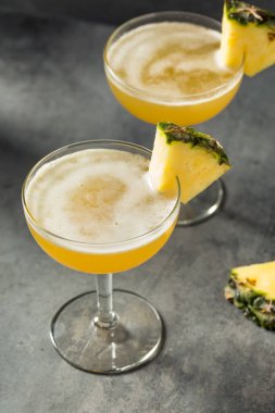 Barakuda Pineapple Daiquiri ile Rom ve Şampanya