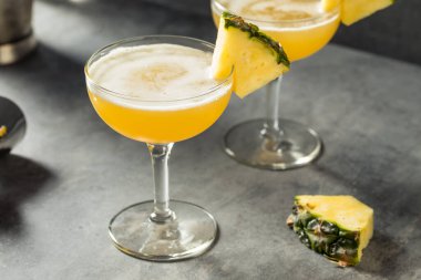Barakuda Pineapple Daiquiri ile Rom ve Şampanya