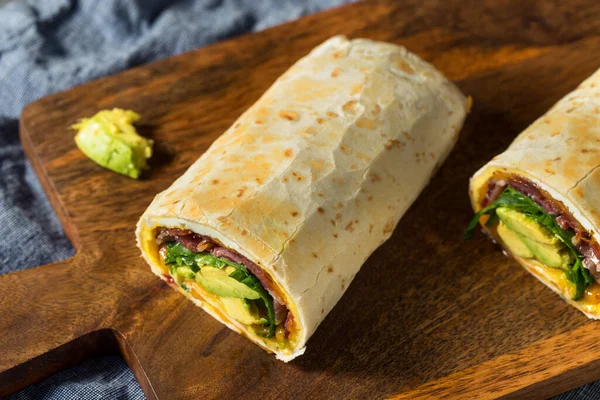 Házi Készítésű Egészséges Trendi Reggeli Tojásos Burrito Szalonnával Avokádóval — Stock Fotó