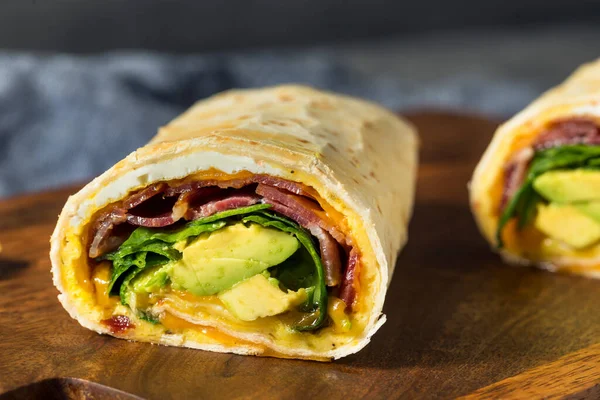 Házi Készítésű Egészséges Trendi Reggeli Tojásos Burrito Szalonnával Avokádóval — Stock Fotó