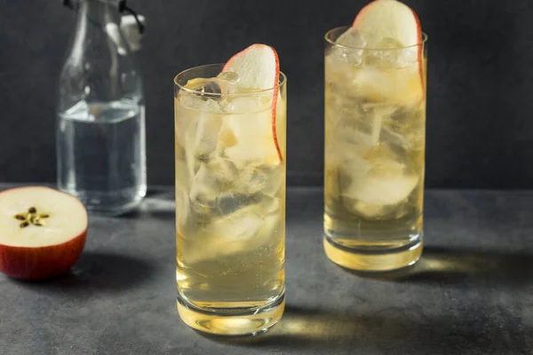 Drank Verfrissende Calvados Tonic Apple Cocktail Een Highball Glass — Stockfoto