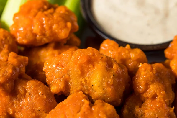 Zelfgemaakte Gebakken Zonder Been Buffalo Chicken Wings Met Ranch Dressing — Stockfoto