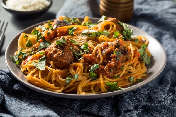 Hemlagad Spaghetti Och Kalkon Köttbullar Med Basilika Tomatsås — Stockfoto