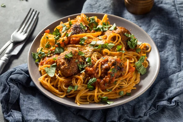 Espaguetis Caseros Albóndigas Pavo Con Salsa Tomate Albahaca —  Fotos de Stock