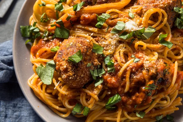 Domácí Špagety Krůtí Karbanátky Bazalkovou Rajčatovou Omáčkou — Stock fotografie
