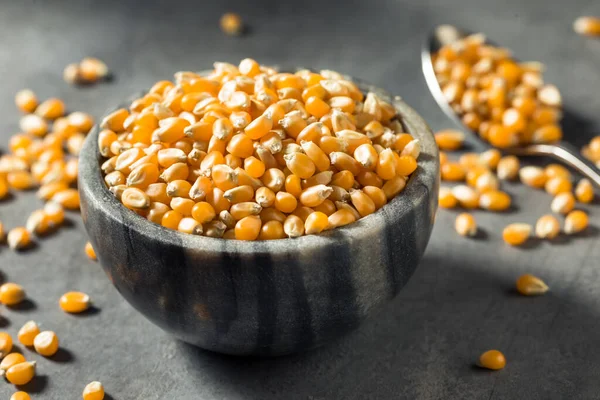 Surowy Suchy Organiczny Żółty Popcorn Misce — Zdjęcie stockowe