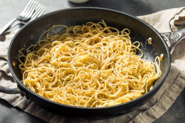 Parmesan ve biberli ev yapımı İtalyan Cacio E Pepe Makarnası