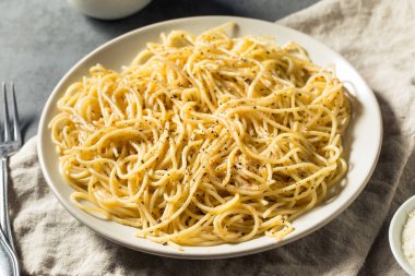 Parmesan ve biberli ev yapımı İtalyan Cacio E Pepe Makarnası