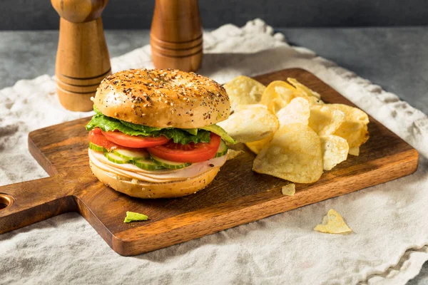 Házi Készítésű Bagel Pulykás Szendvics Salátával Paradicsom Chips — Stock Fotó