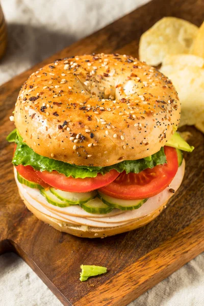 Hemgjord Bagel Turkiet Smörgås Med Sallad Tomat Och Chips — Stockfoto