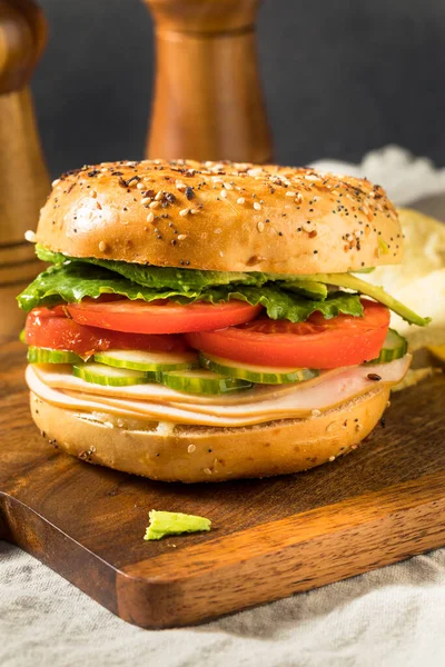 Sanduíche Caseiro Bagel Turquia Com Alface Tomate Batatas Fritas — Fotografia de Stock