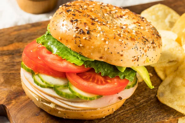 Sanduíche Caseiro Bagel Turquia Com Alface Tomate Batatas Fritas — Fotografia de Stock