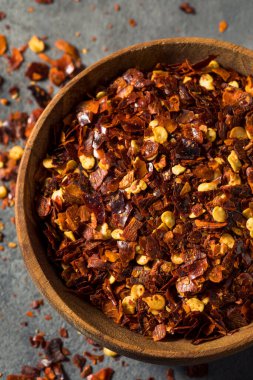 Bir kasede çiğ organik kırmızı biber taneleri