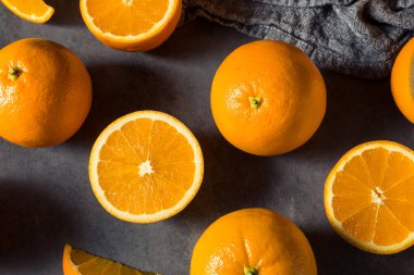 Çiğ Organik Taze Portakallar Yemeye Hazır