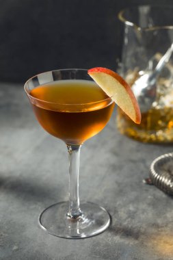 İçki Melek Surat Cin ve Calvados 'la Kokteyl