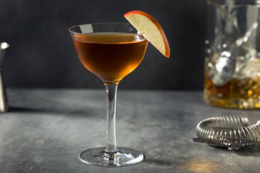 İçki Melek Surat Cin ve Calvados 'la Kokteyl