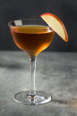 İçki Melek Surat Cin ve Calvados 'la Kokteyl