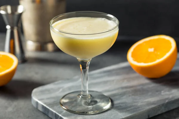 Освіжаючий Boozy Golden Dream Cocktail Orange Cream — стокове фото