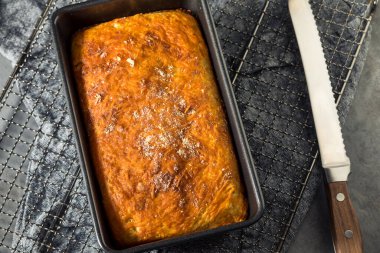 Ev yapımı peynirli ekmek dilimlere bölünmüş.