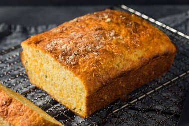 Ev yapımı peynirli ekmek dilimlere bölünmüş.