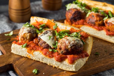 Marinara ve Provolone 'lu ev yapımı peynirli sandviç.