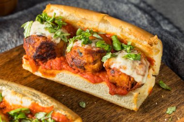Marinara ve Provolone 'lu ev yapımı peynirli sandviç.