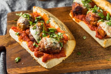 Marinara ve Provolone 'lu ev yapımı peynirli sandviç.