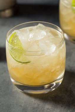 Soğuk Rom Canchanchara Kokteyli Limon ve Bal Şurubuyla Tazeleniyor