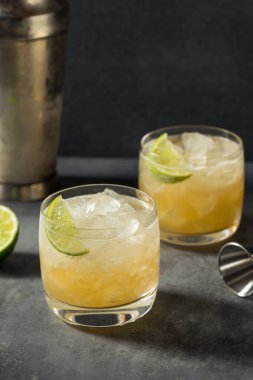 Soğuk Rom Canchanchara Kokteyli Limon ve Bal Şurubuyla Tazeleniyor