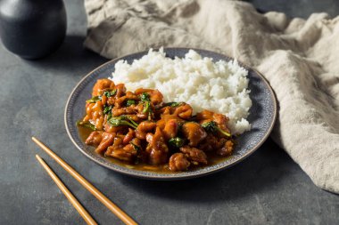 Ev yapımı Tayvan usulü pilav ve fesleğenli üç kupa tavuk.