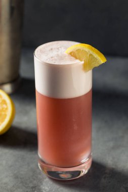 İçkileri tazeleyen Chicago Fizz Kokteyli Rum ve Port ile