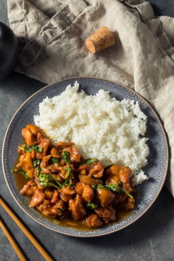 Ev yapımı Tayvan usulü pilav ve fesleğenli üç kupa tavuk.