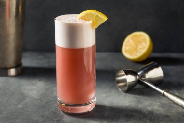 İçkileri tazeleyen Chicago Fizz Kokteyli Rum ve Port ile