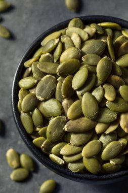 Çiğ yeşil organik balkabağı kabağındaki tohumlar