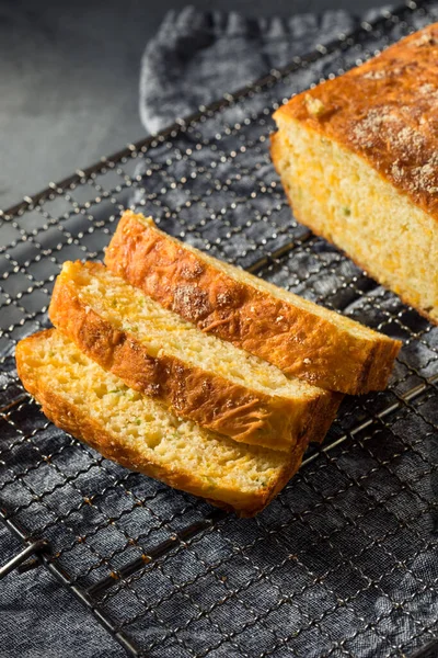 Ev yapımı peynirli ekmek dilimlere bölünmüş.