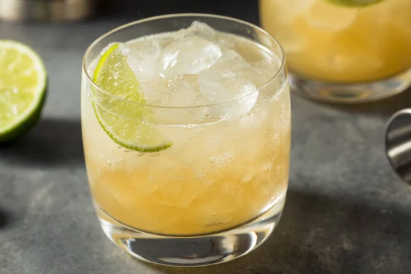 Uppfriskande Kall Rom Kanchanchara Cocktail Med Lime Och Honung Syrup — Stockfoto