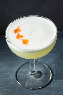 Kireç ve Yumurta Beyazlarıyla Soğuk Pisco Ekşi Kokteyli