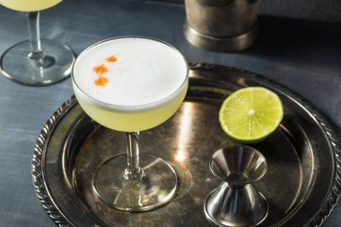 Kireç ve Yumurta Beyazlarıyla Soğuk Pisco Ekşi Kokteyli