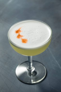 Kireç ve Yumurta Beyazlarıyla Soğuk Pisco Ekşi Kokteyli