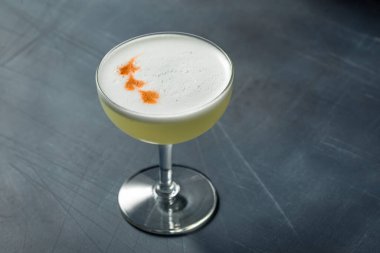 Kireç ve Yumurta Beyazlarıyla Soğuk Pisco Ekşi Kokteyli