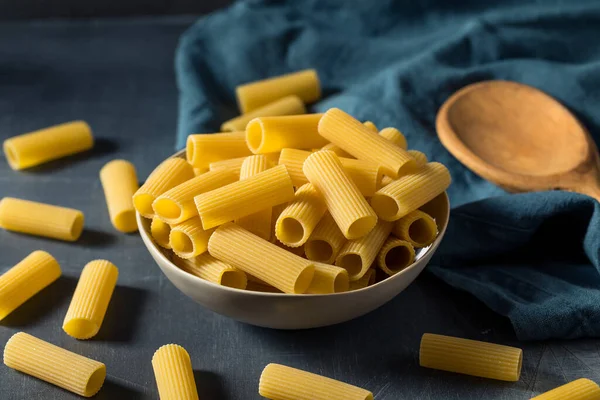 Massa Rigatoni Seca Orgânica Uma Tigela — Fotografia de Stock