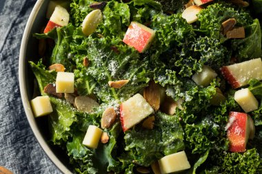 Peynirli ve fındıklı ev yapımı Kale Elma Salatası