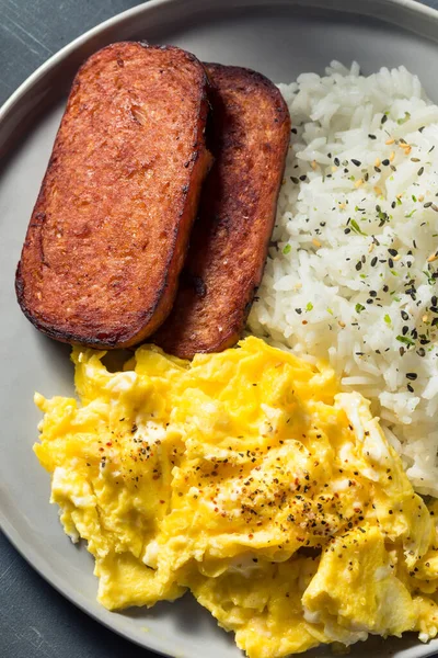 ハムと米と自家製のハワイの卵の朝食 — ストック写真