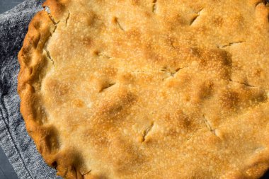 Sosu ve bezelyesi olan ev yapımı sağlıklı tavuklu turta.