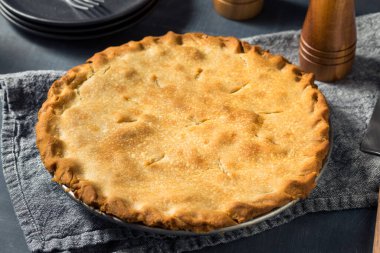 Sosu ve bezelyesi olan ev yapımı sağlıklı tavuklu turta.